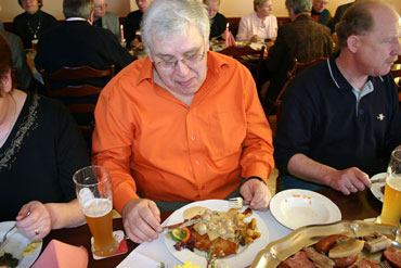 Nur einer fiel aus der Rolle, unser Kamerad - Roussaint - als zugereister Rheinländer verschmähte er den köstlichen Kohl und seine Beilagen!